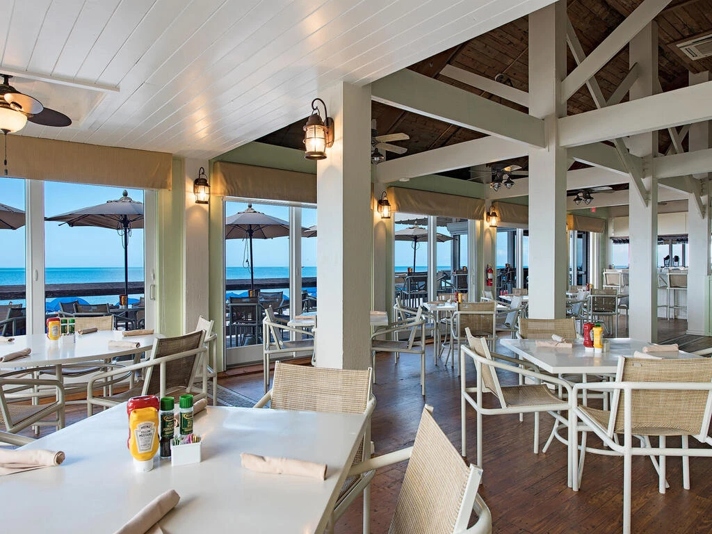 Naples-Florida-Park-Shore-Building-with-Outdoor-Terrace